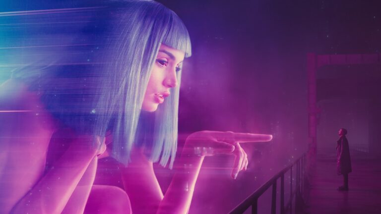 Une silhouette humaine se tient face à une immense projection holographique féminine baignée de lumières violettes et bleues, dans une ambiance futuriste évoquant les interfaces de science-fiction.